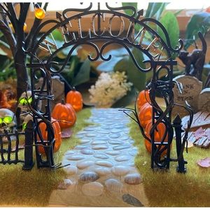 Department 56 HaUnTeD FroNt YaRd 😳🎃 FUN🐈‍⬛ like new in box used once. 🦇🎃🥰